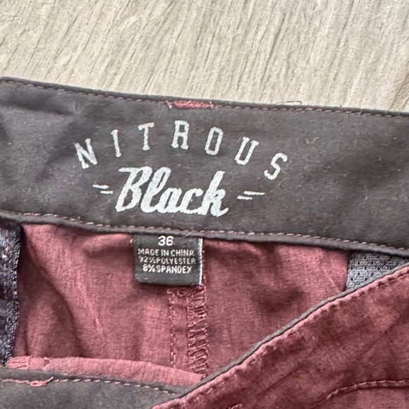 Tilly’s Nitros Men's Burgundy Lightweight Zip Front Shorts Size 36 - Picture 2 of 5